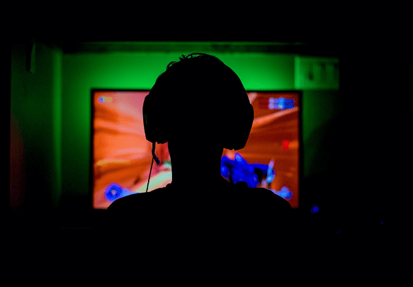 降低图形设置或限制帧率