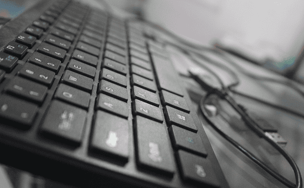 键帽损坏或卡键