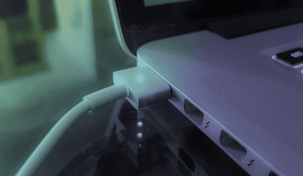 检查笔记本电脑的电源适配器和充电接口