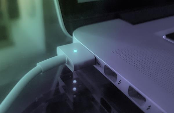 检查显示器是否通电