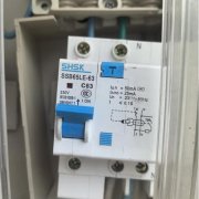 家里的漏电保护器开多个空调就会发热跳闸