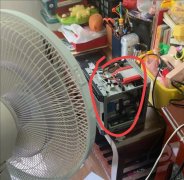 热得电脑都要不穿衣服，开风扇吹才能工作了