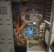 打开电脑机箱,里面竟然＂哗啦哗啦＂作响?